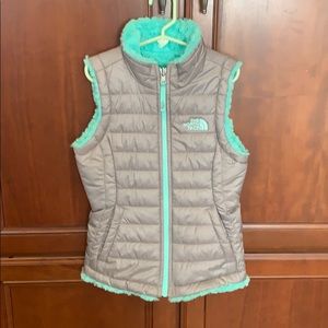 North face girl’s reversible vest size XS (6)